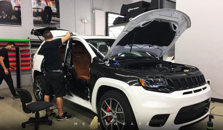  Jeep Grand Cherokee Gloss Metallic Black by MetroWrapz 2016 года  (фото 5 из 6)